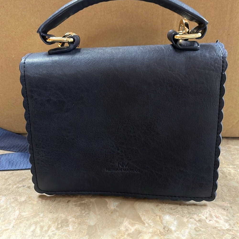 NIEMAN MARCUS NAVY BLUE SMALL PURSE CLUTCH HAND BAG WITH GOLD HARDWARE
